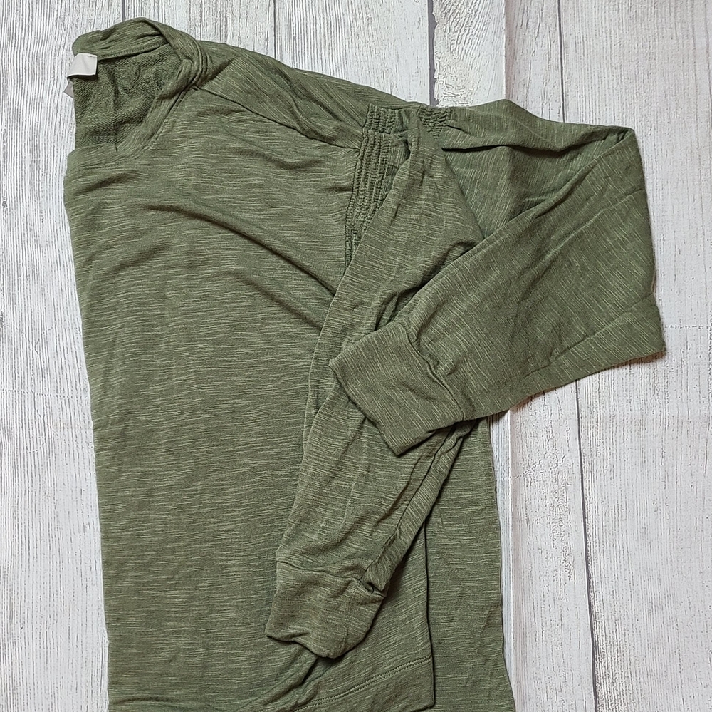 *NWOT* GREEN.Light Weight Long Sleeve Shirt